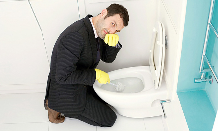 Hầm cầu bị đẩy g&acirc;y ra m&ugrave;i h&ocirc;i trong nh&agrave; vệ sinh