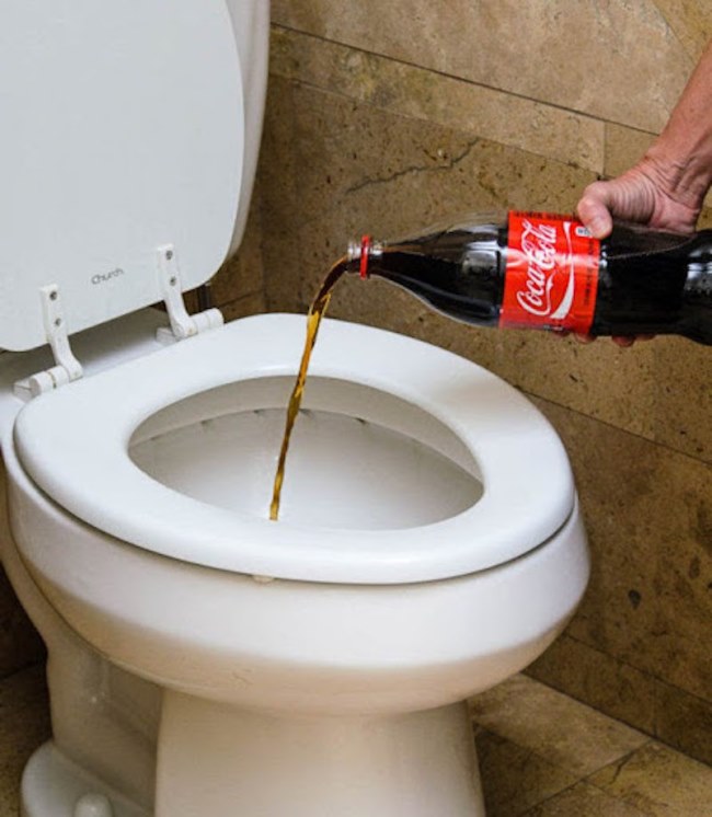 Xử l&yacute; bồn cầu bị nghẹt giấy tại nh&agrave; bằng Coca Cola